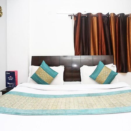Oyo 8253 Golden Heights Otel Yeni Delhi Dış mekan fotoğraf